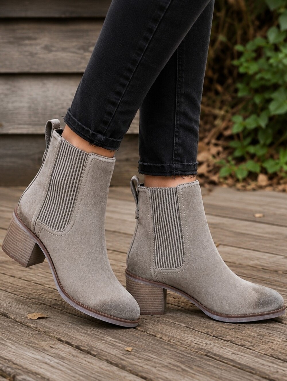 Clarks Chamberly Top Boho Minimalist Suede Chelsea Block Heel Bootie 7.5M